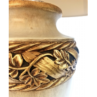 Duża lampa ceramiczna ze złoconym ornamentem.